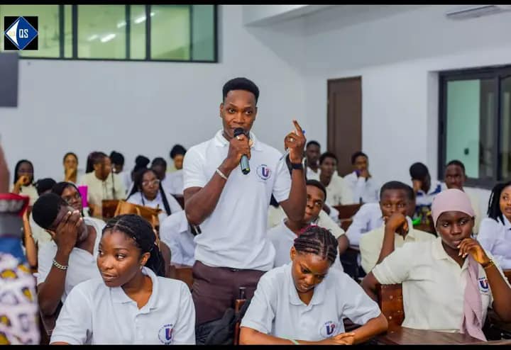 Étudiants en salle avec professeur